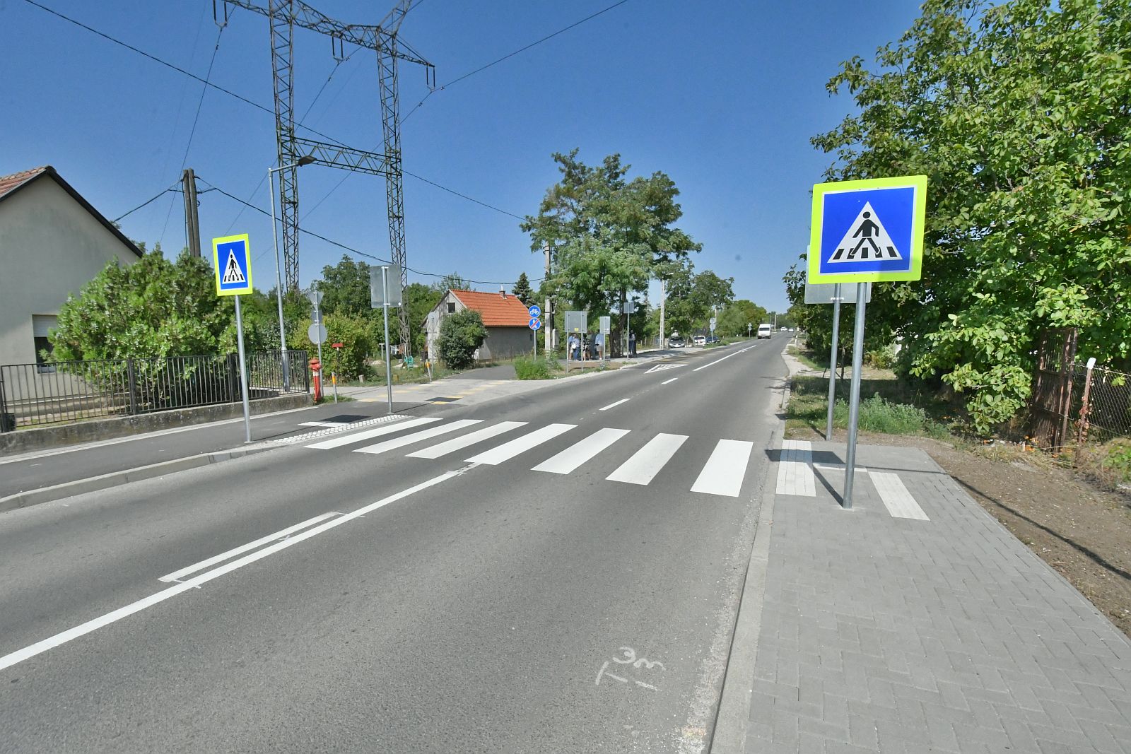 Új gyalogátkelő és két buszmegálló épült a biztonságos közlekedésért az Iszkai úton